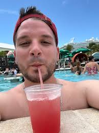 Hi. I'm Richard from Sarasota, FL (USA) Looking for a younger partner, and  friends with whom to share social experiences. Enjoy your day.