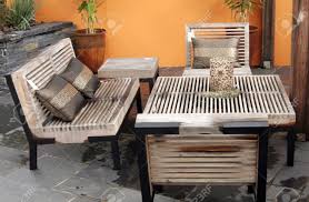 Holzspielzeug Outdoor Gartenmobel Tisch Bank Die Vorsitzende Pflanzen Lizenzfreie Fotos Bilder Und Stock Fotografie Image 2946069