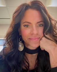 What can I do for you!? 🙌🏼 How can I help you achieve the hair you've  always wanted? Haircut, styling lessons, color or highlights you've hoped  for? Less frizz, thickness or length?