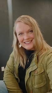 Hi everyone!! 😊 I'm proposing to my boyfriend next February, and I wanna  make the box to look like this (see picture). Any ideas?? 🤔