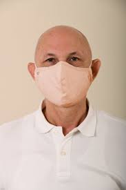 Diseñadora presenta mascarillas del color de tu piel.