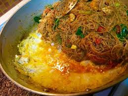 Pindahkan bihun goreng ke atas piring saji, taburi bawang goreng, hidangkan selagi hangat. Bihun Goreng Rahsia Arwah Bonda Masak Mesti Ikhlas