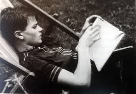 Dieser film handelt von hans und sophie scholl, diesen zwei jungen deutschen, die im namen ihres glaubens an jesus christus und mit der bereitschaft, ihr. Sophie Scholl One Of The First Anti Nazi Heroes Documentarytube