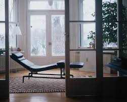 Its organic shape was inspired by floating figure, a sculpture by gaston lachaise. Eames Chaise Eames Office