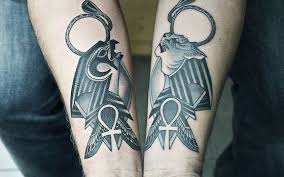 Aquí tenéis unos ejemplos de tatuajes egipcios pequeños. Geniales Tatuajes Egipcios Diferentes Disenos Y Significados