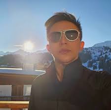 如果說麥可喬丹把我們從教室帶到了籃球場，那楊清順就是把我們從放學的路上帶到了撞球場剛剛看到「撞球之子」楊清順過世的消息，年僅45歲而已，真是有夠難過的，感覺自己僅有的一小塊青春又失去了不少，明明還那麼年輕，前幾年還看到他出來，怎麼會有這種事，嗚~  我出生於 ...