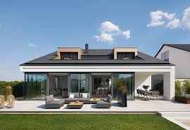 Auf schlichte eleganz setzten die architekten bei diesem modernen bungalow, der in der japanischen großstadt hamamatsu erstanden ist und für die bewohner als perfekter rückzugsort aus der ganz im gegenteil, auch die garage fügt sich wie von selbst in das moderne gesamtkonzept ein. Neubau Eines Einfamilienwohnhauses Mit Doppelgarage Moderne Hauser Mit Satteldach Doppelgarage Baustil