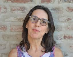 AUSENCIA Amanece caen las naranjas jardín dormido. Ave pesca en la pileta  sucia alimento de crías. Laurel sin flores amarillo el gingko huerta  latente. Pierde sentido mirar por la ventana no estás