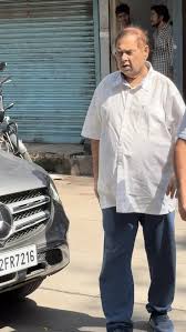 David Dhawan at the cremation center for Pahlaj Nihalani's funeral 🙏🏻, .,  ., ., #daviddhawan #pahlajnihalani #funeral #restinpeace