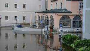In passau hamstern die menschen trinkwasser und helfen menschen aus passau, die kein dach über dem kopf haben. 29ganbzko2tfam