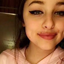 Lynn Weeks's Instagram, Twitter & Facebook