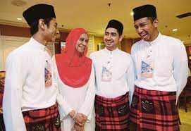 Keluarga allahyarham datuk wan mohammad khair il anuar wan ahmad yang terkorban dalam nahas helikopter di sebuyau mei lalu, akan mengadakan majlis tahlil di kampung lingga dekat sri aman pada rabu. Selfie Magnet Emerges At Umno General Assembly Datin Mastura Pulls In The Fans