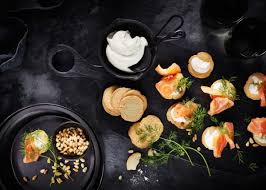 Ordet gravlaks kommer fra ordene grave/grav og laks, det vil si laks gravet ned. Forretter Med Laks Til Jul Oppskrifter Med Laks Smaretter Salma