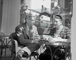 Jean Paul Sartre E Simone De Beauvoir No Cafe De Flore Jean Paul Sartre Famous Couples Simone De Beauvoir