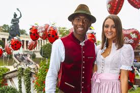 So genießen david alaba und seine freundin den wohlverdienten urlaub. Katja Ist Die Freundin Von David Alaba Und Macht Im Dirndl Eine Tolle Figur