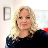 Shelly Hofer's Instagram, Twitter & Facebook