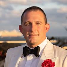 The Three Little Piggies and The Big Bad Wolf's Wonderful Luau: Meyer,  Henrique: 9781965030011: Amazon.com: Books