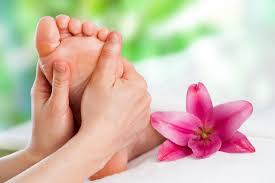 In similitude to the theory to acupressure, reflexologists believe that applying appropriate pressure to these points stimulates the flow of energy, thus helping to relieve pain or congestions. How To Massage Feet 12 Techniques For Relaxation And Pain Relief