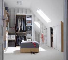 Tim spiers cette photo montre un dressing room tendance neutre avec un placard à porte plane et des portes de placard blanches. Un Espace Dressing Sous Les Combles Leroy Merlin