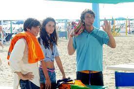 Si guarda il film e le sue tante ingenuità, con un sentimento di tristezza, non per la nostalgia di un'epoca che non vorremmo rivivere ma per essere stati considerati. Sapore Di Te Katy Saunders Con Matteo Leoni E Eugenio Franceschini In Una Scena Del Film 295980 Movieplayer It