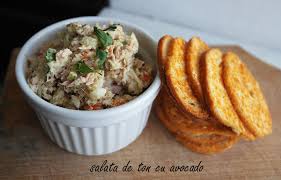 Tocati marunt, sau in ce fel preferati restul legumelor si asezonati cu sucul de lamaie si uleiul de masline. SalatÄƒ De Ton Cu Avocado Laura Teodora