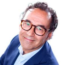 Gast, wat zing jij nou?" Mijn oudste dochter (13) roept vanaf de achterbank  naar mijn jongste (11) die voorin zit en enthousiast hard met een nummer  meezingt. We zitten met z'n drieën