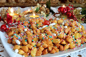 Sui strufoli esistono due linee di pensiero, ci sono gli amanti di quelli bucati dentro e molto leggeri, oppure ci sono gli amanti di quelli più compatti e di forma più rotonda. Natale Struffoli In Rima Ecampania