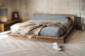 Tepat di bagian dinding terdapat hiasan yang begitu estetik. Terapkan Konsep Less Is More Di Kamar Tidur Dengan 6 Dipan Minimalis Ini