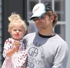The a star is born actor gave his daughter a ride on his shoulders during their outing. Pin On Moda