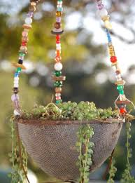 Recup 10 Objets Pour Mettre En Valeur Vos Plantes Decoration Jardin Dechets De Jardin Pot De Fleurs