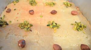 Den kuchen für 25 bis 30 minuten bei 180° celsius backen. Basbousa Schneller Saftiger Arabischer Griesskuchen Youtube