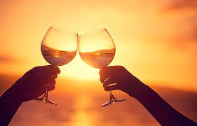 foto epicstockmedia shutterstock com lustige weinglaser wein wein trinken