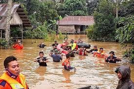 Gubernur kalsel, sahbirin noor mengunjungi warga terdampak banjir di kabupaten banjar ( media center diskominfo kalsel). Rsuc8gzbphjk6m
