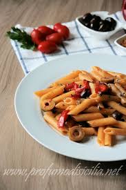 Pronta in poco più di mezz'ora, questa pasta ai peperoni in rosso è adatta anche a chi segue una dieta vegetariana. Pasta Con Peperoni Grigliati E Olive Profumo Di Sicilia