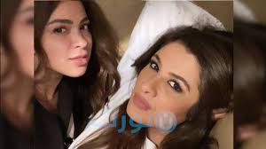 كانت آخر إطلالات الفنانة ياسمين عبد العزيز صورة لها في حسابها الشخصي على موقع إنستقرام، ظهرت فيها بطلة رائعة، وعلق عليها زوجها أحمد العوضي بتعليق رومانسي. Ø¨Ø¹Ø¯ Ø§Ø­ØªÙØ§Ù„Ù‡Ø§ Ø¨ØªØ®Ø±Ø¬Ù‡Ø§ ØªØ¹Ø±Ù Ø¹Ù„Ù‰ ÙŠØ§Ø³Ù…ÙŠÙ† Ø­Ù„Ø§ÙˆØ© Ø§Ø¨Ù†Ø© ÙŠØ§Ø³Ù…ÙŠÙ† Ø¹Ø¨Ø¯ Ø§Ù„Ø¹Ø²ÙŠØ² Ø¬Ø±ÙŠØ¯Ø© Ù†ÙˆØ±Øª