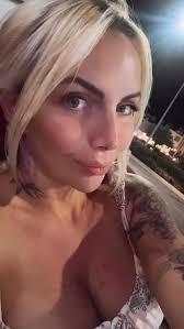 „Każdy może wywołać Twój uśmiech, ale tylko odpowiednia osoba potrafi dać  Ci prawdziwe szczęście.”