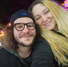 Any businesses that change money for customers in the area?