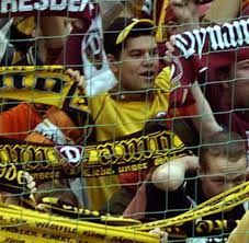 The officers respond with water cannons, tear gas and a clearing armor. Fankrawalle Maskierte Hooligans Bedrohen Dresdens Spieler Welt