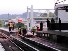 Kas otsite bed & breakfast, hostel, vacation rental või hotell pusat bandar puchong lrt stationis? Cctv Footage Reveals Man Walking On Track Before Getting Hit By Train At Lrt Station World Of Buzz