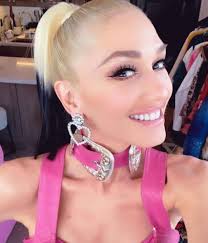 Looking to dye your hair the color of hollywood? Gwen Stefani Dyes Her Blonde Hair Black And Fans Love It Hello