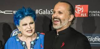 Lola medina, exsuegra de miguel bosé, asegura que el cantante está neurótico perdido. Miguel Bose Dedica Un Ultimo Adios A Su Madre Lucia Bose Tras Su Muerte