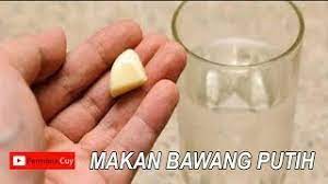 Kabar baiknya, khasiat makan bawang putih sebelum tidur ternyata sudah banyak dibuktikan bisa membantu mereka yang memiliki masalah reumatik ini. 6 Khasiat Makan Bawang Putih Sebelum Tidur Youtube