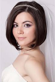 Wir haben 30 inspirationen gesammelt klassischerweise ist der schleier an einem haarkamm befestigt, der oben, unten und teilweise auch so kann beispielsweise auch eine braut mit sehr kurzen haaren auf einfache weise einen schleier. 101 Hochzeitsideen Fur Brautfrisuren Mit Schleier Weil Das Klassische Immer Aktuell Ist Hochzeitsfrisuren Kurze Haare Hochzeitsfrisuren Haare Hochzeit