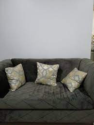 كنب رمادي غامق اللون المسيطر لعام 2021 عجيب وغريب