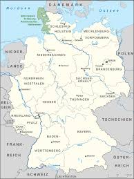 Das wattenmeer der nordsee ist eine im wirkungsbereich der gezeiten liegende, etwa 9000 km² große, 450 km lange und bis zu 40 km breite landschaft zwischen skallingen, dänemark, im nordosten und den helder, niederlande, im südwesten.den bei niedrigwasser freiliegenden grund der nordsee bezeichnet man als watt.es ist das größte wattenmeer der welt. Nationalpark Schleswig Holsteinisches Wattenmeer Wikipedia