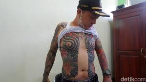 Vintage photos of yakuza with their full body suit tattoos. Bak Yakuza Kades Ini Pamer Tubuh Penuh Tato
