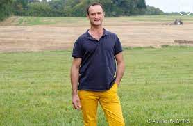 Deux agriculteurs avaient quitté l'émission, avant la. L Amour Est Dans Le Pre 2017 Decouvrez Les 14 Agriculteurs Puremedias