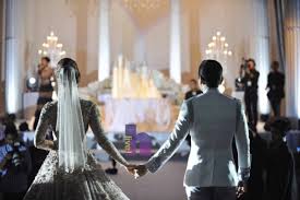 .pasangan amar baharin dan amyra rosli telah menggunakan kesempatan ketika menjalani tegar amar dan amyra, berikut kami sertakan beberapa lagi foto disebalik foto pra perkahwinan mereka. Foto Majlis Perkahwinan Amyra Rosli Amar Baharin Serius Macam Anak Raja Beb