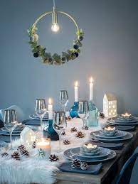 table de fete noel reveillon bleu blanc fausse fourrure chemin de table porcelaine bleue claire couronne deco table noel decoration table de noel table de noel