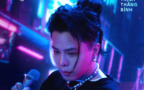 Trịnh Thăng Bình bụi bặm với tóc dài, móng tay đen